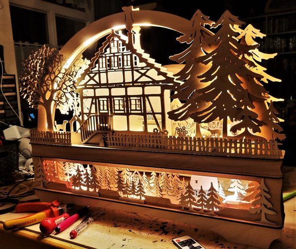 Eichsfelder-Bogen mit Unterbau "Fachwerkhaus ", beleuchtet der Schwibbogen aus dem Eichsfeld
