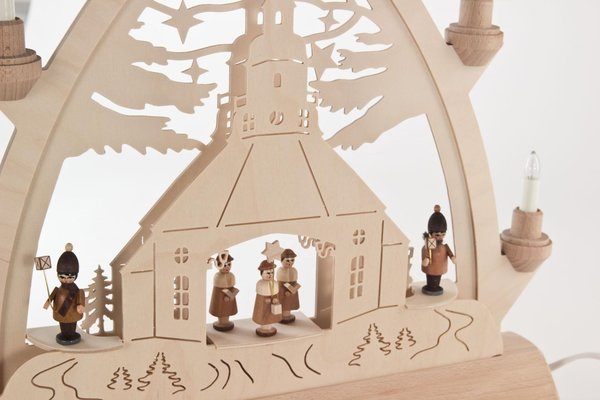 Gotischer Bogen mit Seiffener Kirche, Kurrende und Laternenkindern, elektrisch beleuchtet
