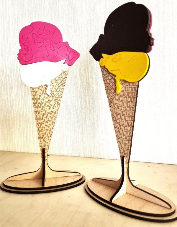 Tischaufsteller "Eistüte", vierfarbig lackiert, beidseitig graviert, Werbeaufsteller, 25cm hoch